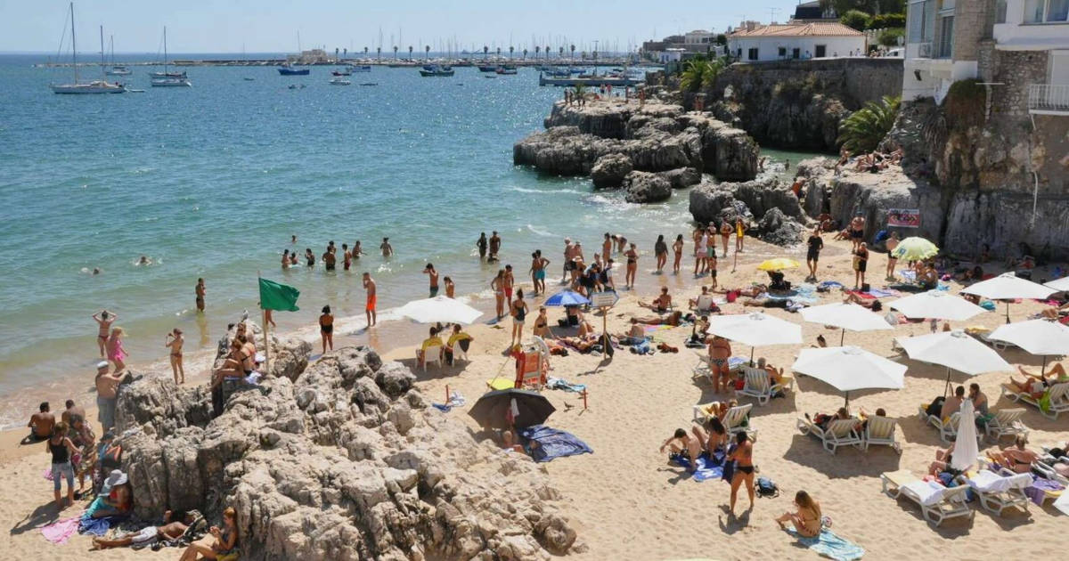 Top 10 activities for hen party in Lisbon - Beach day in Cascais