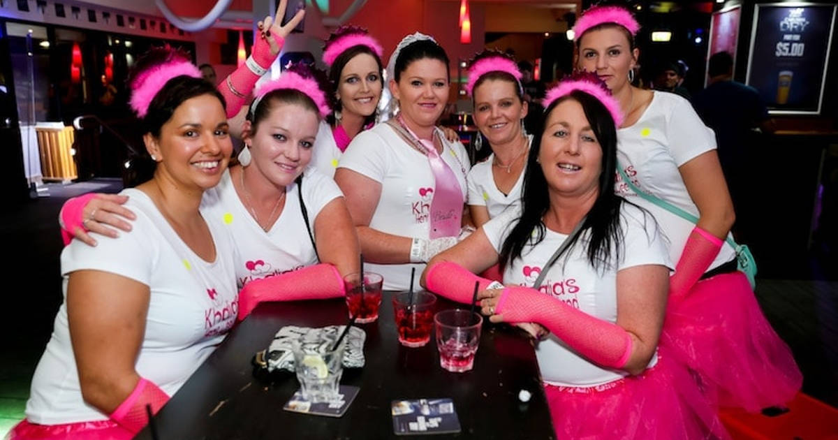 Top 10 activities for hen party in Lisbon - night out pub crawl