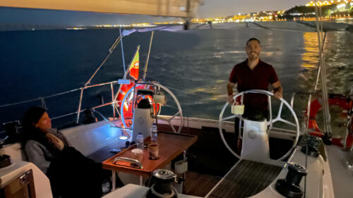 Passeio de barco à noite em Lisboa